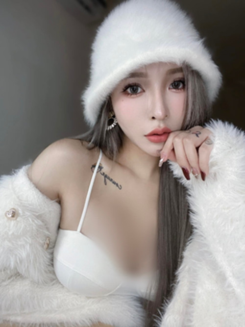 Mặc dù thừa nhận nhan sắc của mình là do phẫu thuật thẩm mỹ nhưng San Nhi vẫn có đông đảo người hâm mộ vì xinh đẹp, bốc lửa.