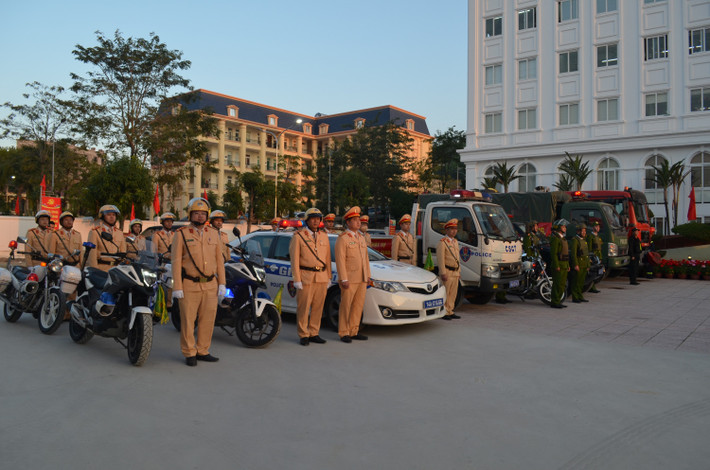 Ngoài ra, công tác đấu tranh với tội phạm hoạt động theo băng, nhóm được triển khai bài bản, quyết liệt, triệt xóa, làm tan rã 70 nhóm. Đáng chú ý, các lực lượng thuộc công an tỉnh đã triệt phá nhiều đường dây tội phạm đánh bạc qua mạng quy mô lớn, với số tiền giao dịch hàng chục nghìn tỷ đồng. Công tác phòng, chống tội phạm về ma túy, tội phạm và vi phạm pháp luật về kinh tế, tham nhũng, môi trường cũng đạt hiệu quả cao hơn năm 2021, được Bộ Công an, các cấp, ngành trên địa bàn tỉnh đánh giá cao.