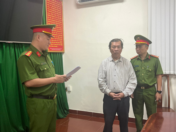 Cơ quan CSĐT Công an TPHCM cũng đã khởi tố bị can, bắt tạm giam đối với luật sư Trần Văn Sỹ về tội Lợi dụng các quyền tự do dân chủ xâm phạm lợi ích của Nhà nước, quyền, lợi ích hợp pháp của tổ chức, cá nhân, theo Điều 331 Bộ luật hình sự năm 2015. Ông Trần Văn Sỹ có đăng tải hình ảnh, nội dung chưa được kiểm chứng, những thông tin thuộc bí mật cá nhân, đời sống riêng tư. Các nội dung đăng tải thu hút nhiều người xem, bình luận, ảnh hưởng xấu đến an ninh trật tự...