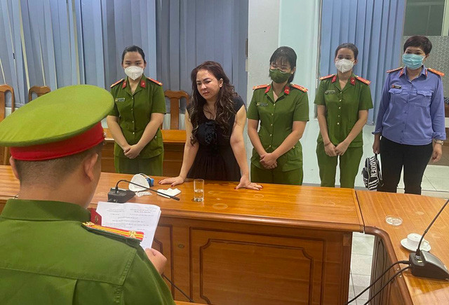 Trước đó, ngày 30/1, Cơ quan CSĐT Công an TPHCM đã hoàn tất kết luận điều tra bổ sung, chuyển hồ sơ sang VKSND cùng cấp đề nghị truy tố bị can Nguyễn Phương Hằng (SN 1971, Tổng Giám đốc Công ty CP Đại Nam) cùng các công sự là Nguyễn Thị Mai Nhi (SN 1983, trợ lý của Nguyễn Phương Hằng), Lê Thị Thu Hà (SN 1992, nhân viên Công ty CP Đại Nam), Huỳnh Công Tân (SN 1994, Trưởng phòng Truyền thông Công ty CP Đại Nam), về tội Lợi dụng các quyền tự do dân chủ xâm phạm lợi ích của Nhà nước, quyền, lợi ích hợp pháp của tổ chức, cá nhân.