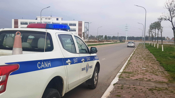 Tuyến QL18 (từ km 26 - km46) do Đội Cảnh sát giao thông đường bộ số 1- Phòng CSGT Công an tỉnh Hải Dương phụ trách. Nhận được phản ánh của PV về hoạt động của một số đoàn xe có dấu hiệu chở đất quá tải trọng lưu thông trên QL18, lãnh đạo Đội Cảnh sát giao thông số 1 đã cử lực lượng triển khai kế hoạch tăng cường tuần tra kiểm soát và xử lý.