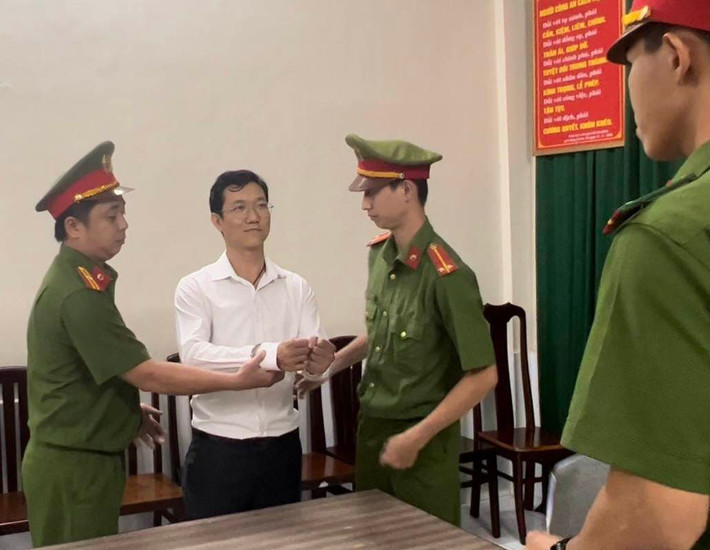 Cơ quan Cảnh sát điều tra - Công an TPHCM xác định Đặng Anh Quân đã trực tiếp tham gia nhiều buổi livestream cùng bị can Nguyễn Phương Hằng. Trong các buổi livestream này, Đặng Anh Quân đã phát ngôn, bình luận, cùng tương tác với Nguyễn Phương Hằng về những nội dung xúc phạm nghiêm trọng danh dự, uy tín, nhân phẩm của nhiều cá nhân.