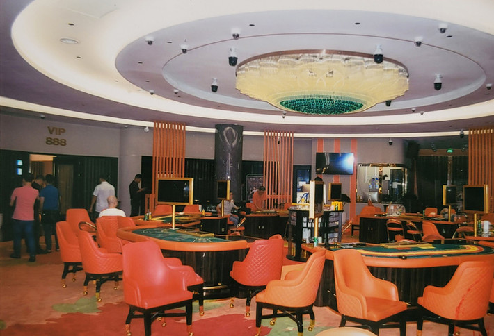 Để tham gia đánh bạc, người chơi phải mua "chip" bằng tiền USD với tỉ lệ 1:1 hoặc mua bằng tiền Việt với tỉ lệ 24.500đ/USD. Sau đó sẽ đặt cược tại các bàn đánh bạc và đổi ngược lại sang tiền mặt khi kết thúc. Tại thời điểm bắt quả tang, toàn bộ số "chip" thu giữ được quy đổi khoảng 106 tỷ đồng.