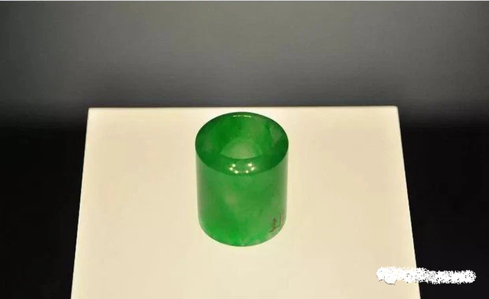 Trong đó, nhẫn ngọc phỉ thúy là bảo vật mà Cung thân vương Dịch Hân lúc còn sống vô cùng yêu thích. Về sau, Từ Hy Thái hậu lấy đi chiếc nhẫn này rồi ban thưởng cho hoạn quan tâm phúc của mình. Ngày nay, cổ vật này được trưng bày tại bảo tàng Cố cung ở Bắc Kinh.