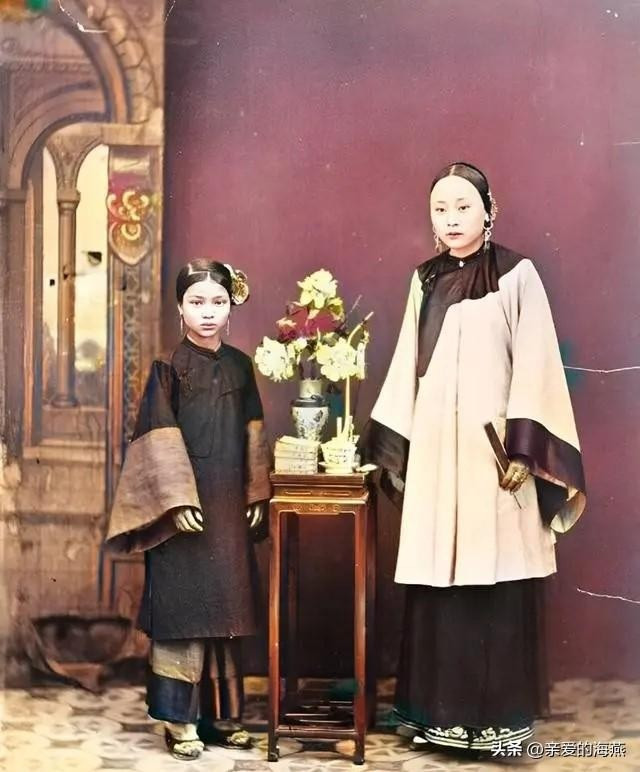Một tiểu thư sống vào cuối thời nhà Thanh chụp ảnh cùng nha hoàn.