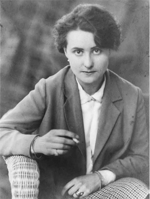 Nữ quý tộc Áo-Hung Ruth von Mayenburg (1907 - 1993) sinh ra và lớn lên trong gia đình giàu có. Bà là con gái của ông trùm khai thác mỏ người Áo Max Heynsius von Mayenbur.
