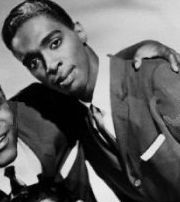 Kế đến, ca sĩ R&B người Mỹ Rudy Lewis (1936 - 1964) nổi tiếng với những bài hát được nhiều người yêu thích như: Some Kind of Wonderful, Up On The Roof, On Broadway... Nam nghệ sĩ này được phát hiện tử vong ở khu Harlem do dùng ma túy quá liều.