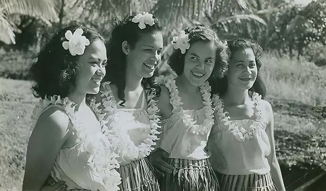 Những thiếu nữ xinh đẹp múa Hula ở Hawaii đầu thế kỷ 20.