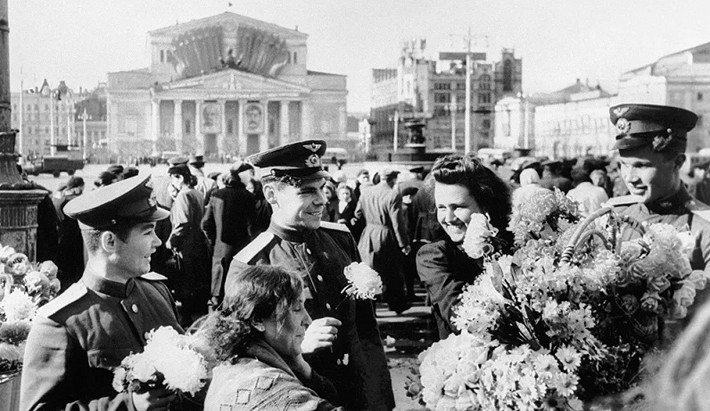 Lúc 0h43 ngày 9/5/1945 (theo giờ Moscow), đại diện Đức quốc xã ký biên bản xác nhận đầu hàng vô điều kiện Liên Xô và các nước Đồng minh. Ngày Chiến thắng trở thành một trong dấu mốc lịch sử khiến người dân Liên Xô tự hào.