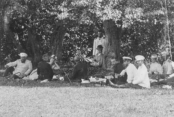 Sa hoàng Nikolai II cùng hoàng hậu Aleksandra Feodorovna và các thành viên trong gia tộc có chuyến dã ngoại thú vị vào đầu thế kỷ 20.