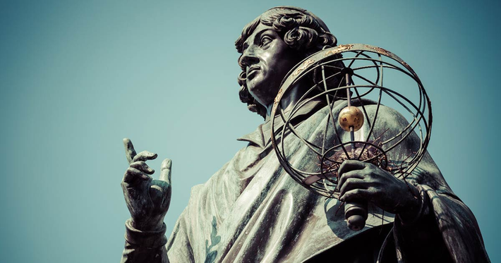 Chiếc com-pa được tìm thấy tại thị trấn Frombork - nơi Copernicus qua đời - là một thiết bị kim loại 2 chấu hay còn gọi là bộ chia. Thiết bị này được dùng để đo lường chính xác trong bản đồ học, hình học và thiên văn học.