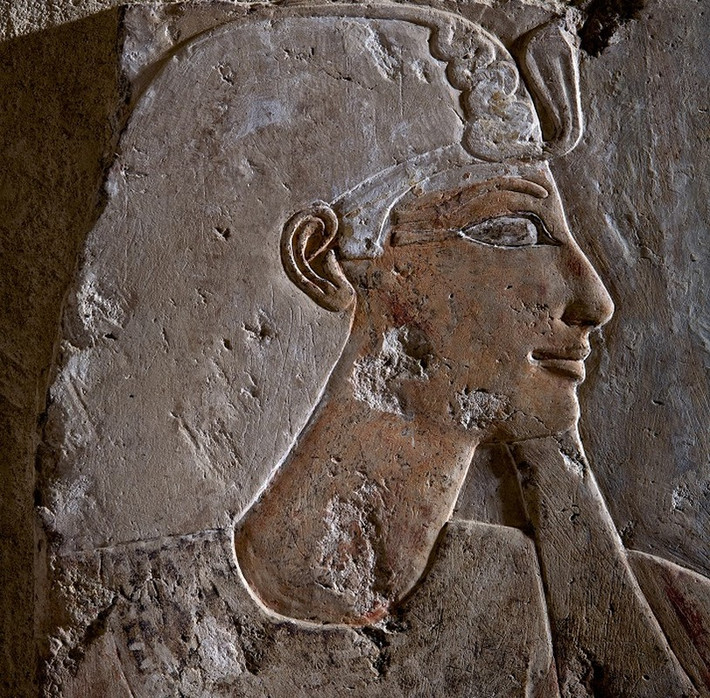 Vào năm 1437 trước Công nguyên, bà tự sắc phong cho bản thân trở thành pharaoh và đổi tên gọi từ Hatshepsut sang Hatshepsut. Theo đó, bà một mình cai trị đất nước và ăn mặc như pharaoh, đeo râu giả.