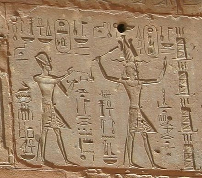 Thậm chí, pharaoh Thutmose III còn chuyển thi hài Hatshepsut tới một ngôi mộ tồi tàn. Do đó, các nhà khảo cổ biết rất ít về thời gian cai trị Ai Cập của bà hoàng này.