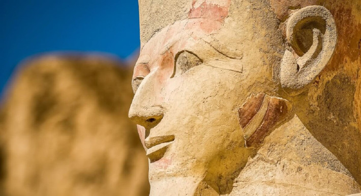 Trong 30 năm cai trị Ai Cập, pharaoh Thutmose III đã ra lệnh xóa bỏ mọi dấu tích về thời kỳ cai trị của người mẹ kế tham quyền, đoạt vị.