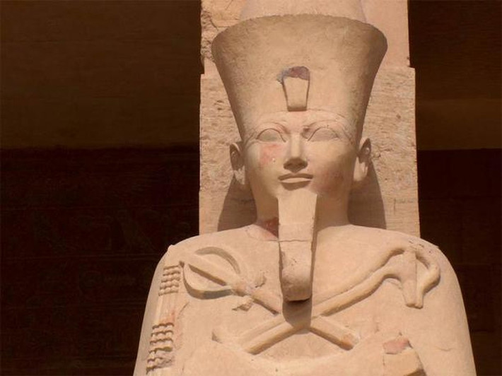 Do khi lên ngôi Thutmose III còn nhỏ tuổi nên Hatshepsut giữ vai trò nhiếp chính vương. Mặc dù luật pháp Ai Cập khi đó không cho phép một phụ nữ nắm quyền trị vì mà phải đồng cai trị với một pharaoh nam khác nhưng Hatshepsut đã "phá luật".