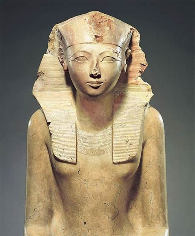 Nữ hoàng Hatshepsut và pharaoh Thutmose II có một người con gái tên Neferure. Theo quy định của hoàng gia Ai Cập, người kế vị ngai vàng sau khi pharaoh Thutmose II băng hà là Thutmose III - con trai của nhà vua quá cố và một thứ phi.