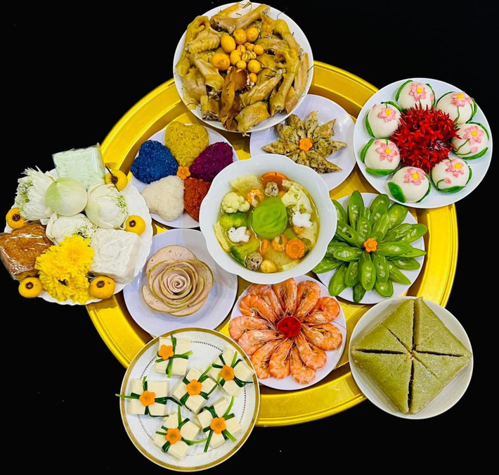 Tiếp đến, các gia đình thực hiện lễ cúng gia tiên. Cỗ cúng gia tiên có thể gồm cơm chay hoặc mặn. Mâm cúng cần chuẩn bị tươm tất nhằm thể hiện sự kính trọng đối với thần linh và tổ tiên đã khuất. Ảnh: Vietnamnet.
