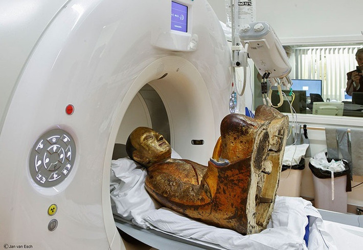 Theo đó, các chuyên gia thuộc Bảo tàng Drents chụp CT bức tượng Phật trong tư thế ngồi thiền hoa sen. Quá trình này được thực hiện dưới sự chứng kiến của chuyên gia nghiên cứu Phật học Erik Bruijn.