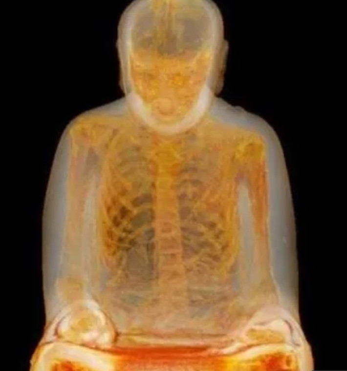 Khi kiểm tra hình ảnh chụp CT, các chuyên gia vô cùng bất ngờ khi phát hiện bên trong pho tượng có niên đại từ khoảng thế kỷ 11 - 12 là một xác ướp người còn gần như nguyên vẹn.