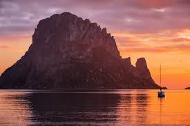 Theo truyền thuyết, hòn đảo Es Vedra được coi là nơi sinh ra nữ thần Tanit và là nơi sinh sống của những nữ thần chim và nữ thần biển thời anh hùng Ulysses.
