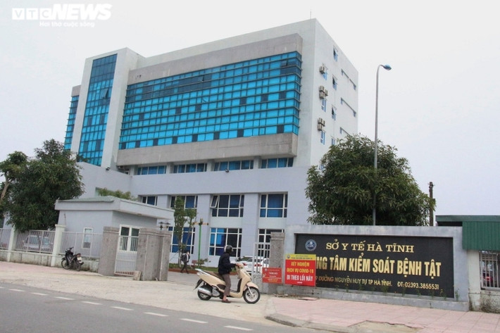 Tỉnh Hà Tĩnh: UBND tỉnh Hà Tĩnh yêu cầu lập đoàn thanh tra đột xuất việc mua sắm, sử dụng các trang thiết bị, vật tư, hoá chất, sinh phẩm phục vụ phòng, chống dịch trên địa bản tỉnh trong năm 2020 và 2021. Từ năm 2020 đến nay, các cơ sở y tế ở Hà Tĩnh đã mua sắm từ nhiều nhà cung cấp để đáp ứng yêu cầu chống dịch. Trong đó, một số đơn vị có mua kit xét nghiệm Việt Á với các gói thầu khác nhau, mức giá những lần giao dịch không cố định.