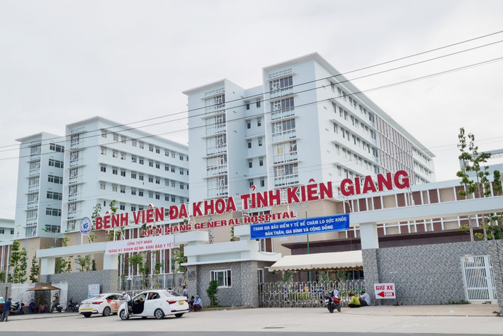 Tỉnh Kiên Giang: Ngày 5/1/2022, ông Nguyễn Văn Đức - Chánh Thanh tra tỉnh Kiên Giang cho biết vừa triển khai quyết định thanh tra việc xã hội hóa, liên doanh, liên kết các dịch vụ y tế; mua sắm trang thiết bị y tế, kít xét nghiệm phòng chống dịch COVID-19 tại các cơ sở khám, chữa bệnh trong thời gian 45 ngày. Đặc biệt, thanh tra việc mua sắm vật tư y tế, sinh phẩm, hóa chất xét nghiệm sàng lọc SARS-CoV-2 đối với Sở Y tế Kiên Giang vì nơi đây có ký hợp đồng với Công ty Việt Á với tổng trị giá gần 65 tỉ đồng.