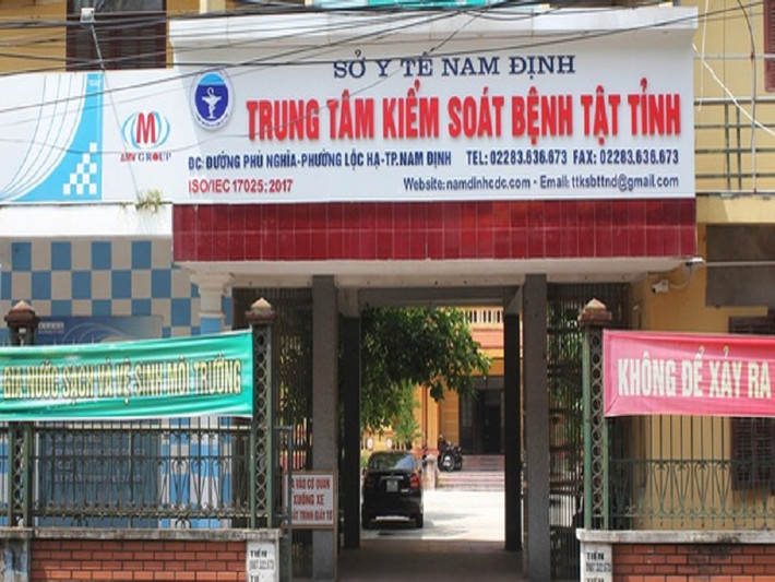 Tỉnh Nam Định: Công ty Việt Á được "chỉ định thầu rút gọn" 4 hợp đồng cung cấp kit xét nghiệm giai đoạn từ tháng 2 đến tháng 11/2021 với tổng giá trị trên 53 tỷ đồng, đã thanh toán hơn 22 tỷ đồng tại Nam Định. Trong 2 hợp đồng đầu tiên vào tháng 2 và 6/2021, Việt Á bán cho CDC Nam Định kit test với giá hơn 509.000 đồng/bộ; các hợp đồng sau ký vào tháng 8 và tháng 11, giá hơn 367.000 đồng/bộ.