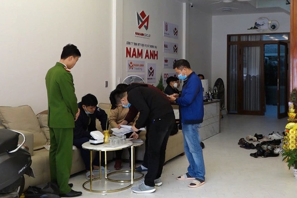 Giả bệnh án hiểm nghèo để xin hoãn chấp hành án tù: Ngày 10/1/2022, Công an tỉnh Quảng Bình bắt giữ Lê Thị Thu Hiền và Đặng Tuấn Minh chuyên làm giả hồ sơ bệnh hiểm nghèo để bán cho những người muốn hoãn thi hành án phạt tù. Hiền lợi dụng danh nghĩa làm từ thiện, yêu cầu những bệnh nhân mắc bệnh suy thận mãn tính giai đoạn IV phải chạy thận theo chu kỳ sao y hồ sơ bệnh án. Sau đó bán những bệnh án này cho những người đang bị tuyên án phạt tù để được hoãn thi hành án.