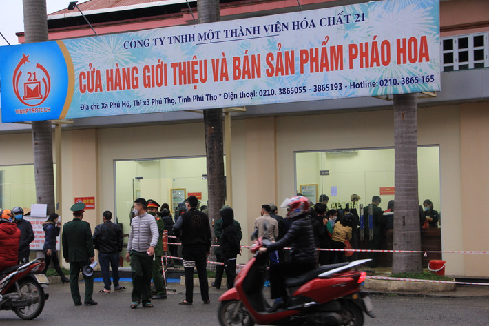 Chiều 18/1, đông đúc người dân ở các tỉnh thành đổ đổ về nhà máy Z121 (xã Phú Hộ, Thị xã Phú Thọ, tỉnh Phú Thọ) - nơi trực tiếp sản xuất và bán pháo Tết để mua pháo khiến công tác kiểm soát dịch bệnh COVID-19 gặp khó khăn.