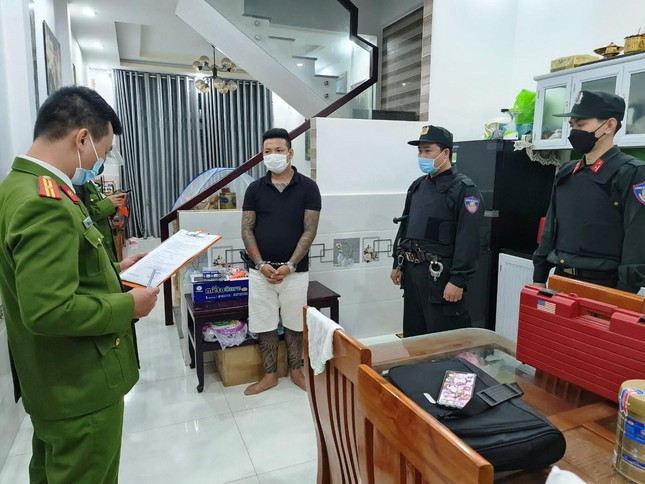 Phá đường dây đánh bạc trực tuyến 500 tỷ đồng: Công an TT-Huế triệt phá đường dây đánh bạc qua mạng Internet với số tiền cá cược lên đến 500 tỷ đồng thông qua tài khoản cấp Super LQ74 tại trang bong88.com. Theo điều tra, tài khoản cấp Super LQ74 do Phan Văn Tấn Lộc (SN 1998) đăng nhập, quản lý, phân chia thành nhiều trang master và cấp lại cho các đối tượng khác trên địa bàn tỉnh để tổ chức đánh bạc dưới hình thức cá độ bóng đá.