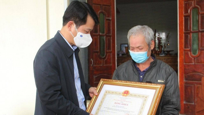 Tặng bằng khen "người hùng" cứu cháu bé trong vụ cháy nhà ở Hà Nội: Ông Đào Xuân Yên - Trưởng Ban Tuyên giáo Tỉnh ủy Thanh Hóa đã đến thăm và trao Bằng khen của Chủ tịch UBND tỉnh Thanh Hóa cho anh Trung Văn Nam, ở xã Thăng Long (Nông Cống), vì đã có hành động dũng cảm cứu người trong vụ hỏa hoạn xảy ra ngày 12/1 tại phường Tương Mai, quận Hoàng Mai, TP Hà Nội.