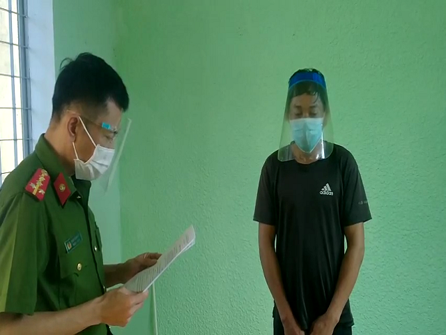 Bắt đối tượng nhiễm HIV dụ dỗ quan hệ tình dục đồng tính với trẻ em: Huỳnh Đắc Cường (42 tuổi) sử dụng ứng dụng BLUED (mạng xã hội dành cho người đồng tính nam) để kết bạn làm quen với N.V.A (15 tuổi) và nhiều người đồng giới khác rồi dụ dỗ quan hệ tình dục đồng giới, trong đó có 2 trường hợp nhiễm HIV. Mới đây công an Quảng Nam đã khởi tố và bắt tạm giam Cường để điều tra về hành vi “giao cấu với người khác đủ từ 13 đến 16 tuổi”.