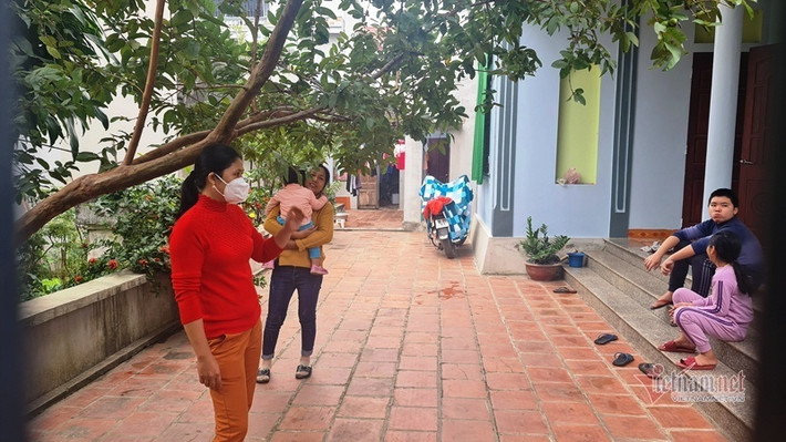 Ông Nguyễn Thế Anh, Chủ tịch UBND huyện Thiệu Hóa (Thanh Hóa), xác nhận tại xã Thiệu Phú có tình trạng người dân đi làm ăn xa khi trở về quê ăn Tết cách ly, theo dõi sức khỏe tại nhà bị cán bộ đến khóa trái cổng. Theo ông, một số xã, tổ giám sát COVID-19 cộng đồng vì quá lo lắng nên “áp dụng biện pháp thái quá”. (Ảnh Vietnamnet)