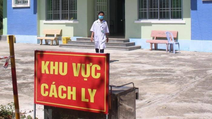 F0 ở Vĩnh Phúc trèo rào trốn khỏi khu điều trị. Ngày 1/8, Công an TP Vĩnh Yên, tỉnh Vĩnh Phúc, cho biết đơn vị đang xác minh lời khai của ông Lưu Văn Sơn (43 tuổi, bệnh nhân mắc COVID-19) để phối hợp với các cơ quan chức năng truy vết, tìm người tiếp xúc với người đàn ông này. Trước đó, ông Sơn được điều trị tại Bệnh viện dã chiến tỉnh Vĩnh Phúc.19h ngày 31/7, ông Sơn lợi dụng lúc cán bộ y tế không chú ý đã vượt rào, bỏ trốn khỏi khu điều trị. Ảnh minh họa.