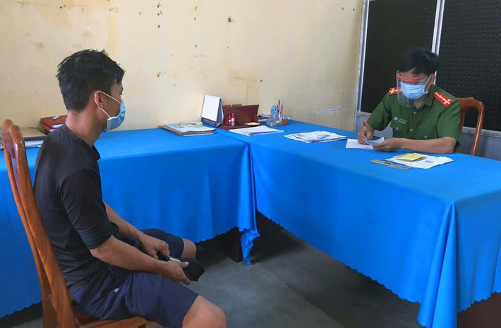 Bị nhắc nhở tụ tập uống rượu, đấm công an phường. Ngày 1/8, Công an TP Đà Lạt đang tạm giữ hình sự đối với B.T.Q (39 tuổi, ngụ tại phường 6, TP.Đà Lạt) để điều tra về hành vi “Chống người thi hành công vụ”. Trước đó, tổ công tác của Công an phường 1 phát hiện Q. và một người bạn đang ngồi uống rượu tại một quán ở khu vực Bến xe Tùng Nghĩa. Tuy nhiên, khi bị nhắc nhở, Q. đã đập bàn, lớn tiếng xúc phạm, thách thức rồi dùng tay đấm vào đầu một cán bộ Công an phường 1. Ảnh: Tiền Phong