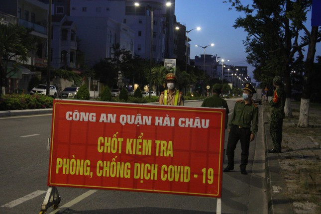 Một chốt kiểm tra trên đường 2/9 (quận Hải Châu) được thiết lập sau khi Đà Nẵng ban hành Chỉ thị mới.