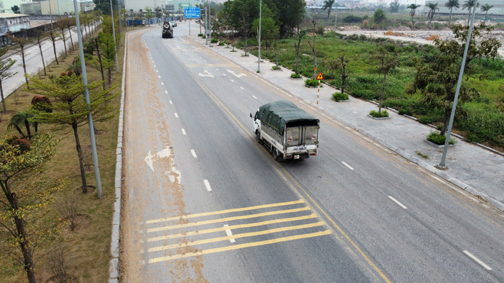 Tình trạng dăm gỗ phủ kín làn đường kéo dài trong ngày 22/3 và không được đơn vị chức năng xử lý.