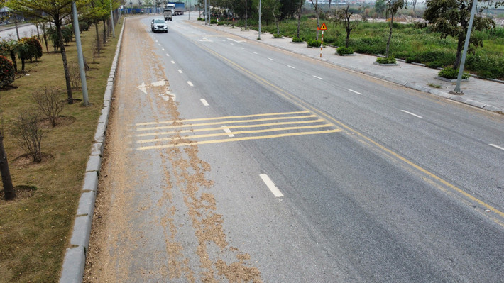 Anh Nguyễn Công Toàn, người dân sinh sống dọc tuyến đường cho biết: "Tình trạng dăm gỗ phủ kín mặt đường nối khu KCN Cái Lân qua KCN Việt Hưng đến đường cao tốc Hạ Long thường xuyên diễn ra gây mất ATGT và mất mỹ quan đô thị. Đây là hậu quả của việc nhiều xe chở dăm gỗ tại KCN Cái Lân không phủ kín thùng".