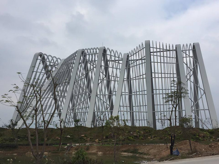 Tuy nhiên, ngay khi cổng tỉnh này lộ dáng hình, trước thời điểm thông xe, dư luận có nhiều ý kiến trái chiều. Bên cạnh những ý kiến khen kiến trúc cổng tỉnh độc đáo, có một không có hai trên thế giới, nhiều ý kiến khác lại cho rằng, những trụ sắt khổng lồ án ngữ ngay cửa vào tỉnh Quảng Ninh sẽ khiến người chứng kiến có cảm giác nặng nề. Thậm chí có nhiều ý kiến nặng nề khi cho rằng, công trình trông như... đống sắt vụn từ một công trình nào đó bị đổ sụp.