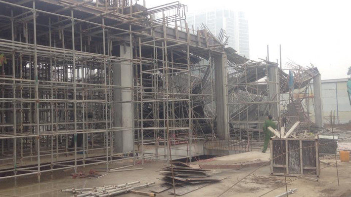 Bên trong lực lượng công an quận Nam Từ Liêm phối hợp cùng Cơ quan CSĐT Công an TP Hà Nội điều tra làm rõ nguyên nhân sập giàn giáo ở đường Tố Hữu.