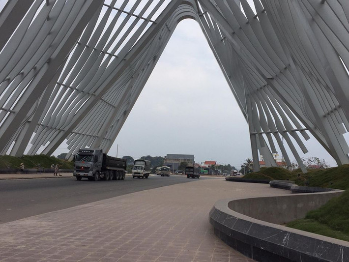 Vỉa hè được lát đá khá khang trang.