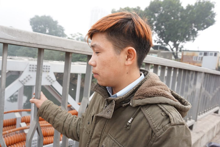 Một công nhân đứng từ xa nhìn hiện trường vụ sập.