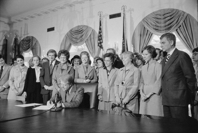 Tổng thống Mỹ Jimmy Carter ký gia hạn Tu chính án Quyền Bình đẳng (ERA) tại Nhà Trắng ngày 20/10/1978. Ảnh: Reuters.
