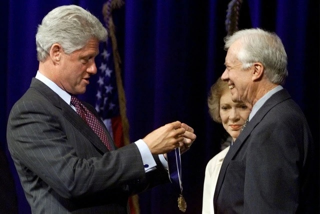 Tổng thống Mỹ Bill Clinton trao tặng cựu Tổng thống Carter Huân chương Tự do Tổng thống tại Trung tâm Carter ở thành phố Atlanta thuộc bang Georgia (Mỹ) ngày 9/8/1999. Ảnh: Reuters.