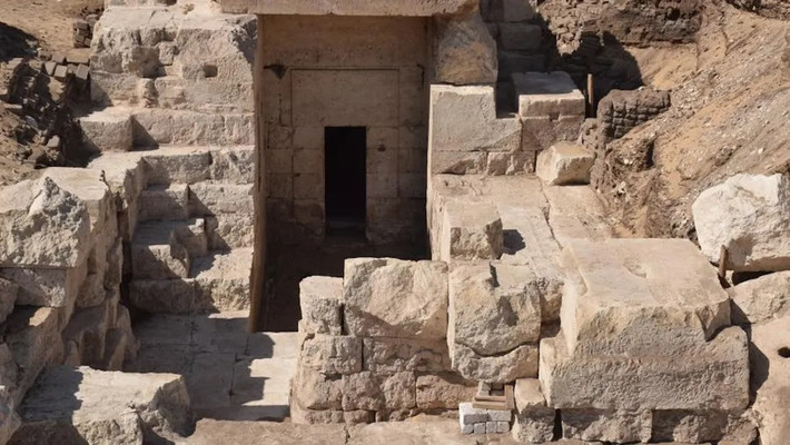 Trong quá trình khai quật tại địa điểm Athribis, nằm cách Luxor khoảng 200 km về phía bắc, các chuyên gia đã phát hiện một ngôi đền Ai Cập cổ đại ẩn trong vách đá. Ảnh: Marcus Müller, Athribis Project.