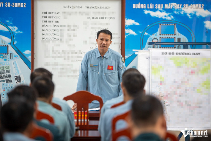 Đại tá Nguyễn Quang Hải, Trung đoàn trưởng Trung đoàn Không quân 927, thực hiện giao nhiệm vụ và triển khai kế hoạch bay huấn luyện trong ngày với các phi công.