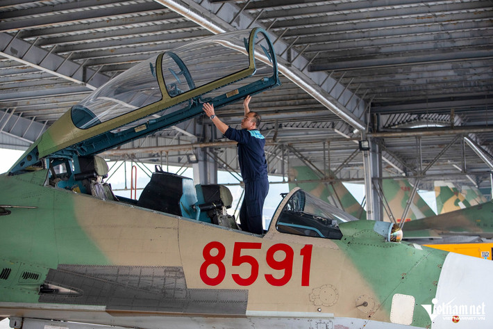 Ghi nhận tại Trung đoàn Không quân 927 (Sư đoàn 371, Quân chủng Phòng không - Không quân), hàng trăm phi công, cán bộ, kỹ thuật viên đang hối hả làm công tác chuẩn bị thực hiện nhiệm vụ bay chào mừng Triển lãm Quốc phòng quốc tế Việt Nam năm 2024.