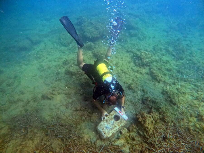 Vào tháng 9 vừa qua, nhóm nghiên cứu đã hoàn thành cuộc khai quật kéo dài 3 tuần. Hiện Soprintendenza del Mare đang chia sẻ một số khám phá tại địa điểm phát hiện xác tàu đắm trên. Ảnh: Soprintendenza del Mare.