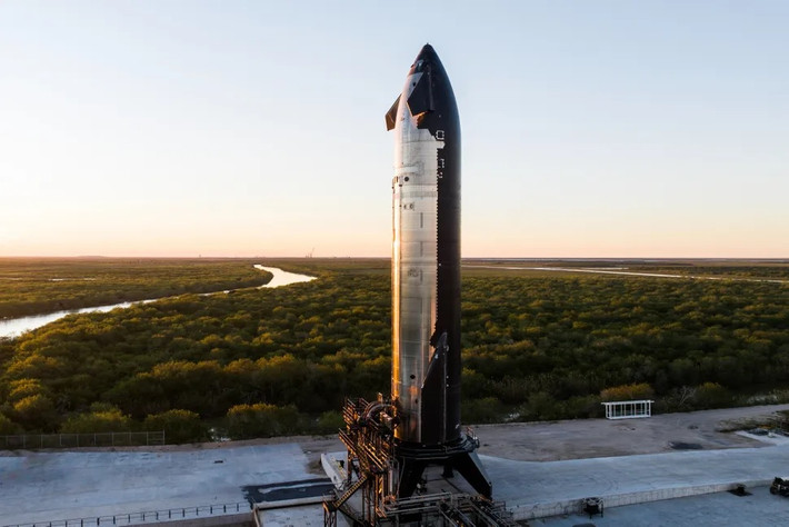 Khi tầng trên Starship xếp chồng lên Super Heavy, phương tiện kết hợp sẽ cao khoảng 122m, lớn hơn bất kỳ tên lửa nào khác từng được chế tạo. Tầng trên, được gọi là Ship, cao 50m.