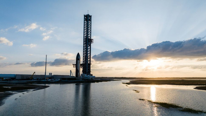 SpaceX dự định lặp lại lần nữa trong IFT-6 ngày 19/11 nhưng các vấn đề liên lạc với tháp khiến họ phải hủy bỏ nỗ lực. Thay vào đó, Super Heavy chuyển sang hạ cánh có kiểm soát trên vịnh Mexico.